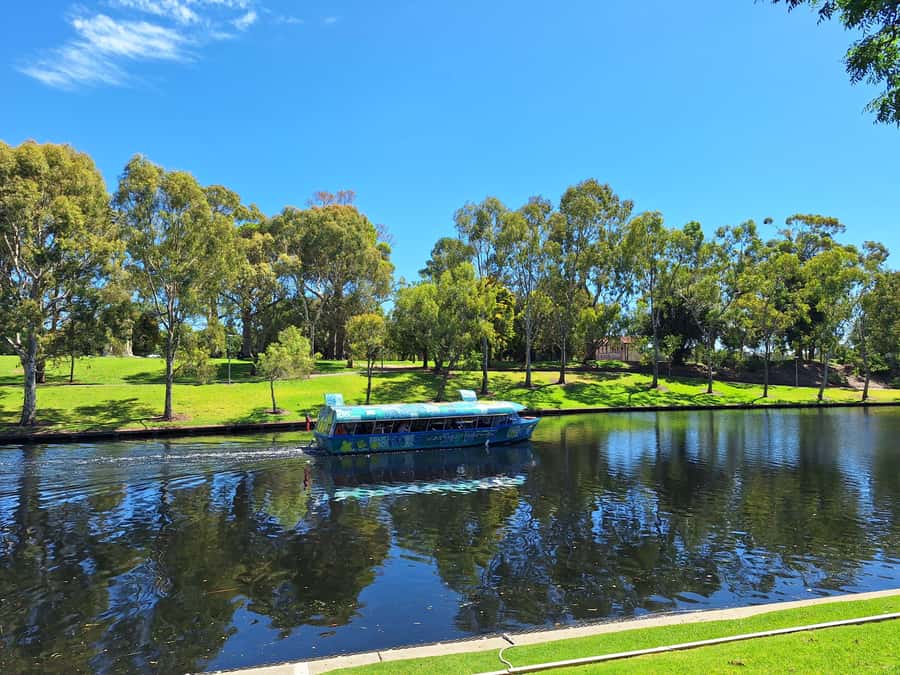 Adelaide: Guided Ultimate Walking Tour with Drink and Snack - Karrawirra Parri and the riverside tasting
