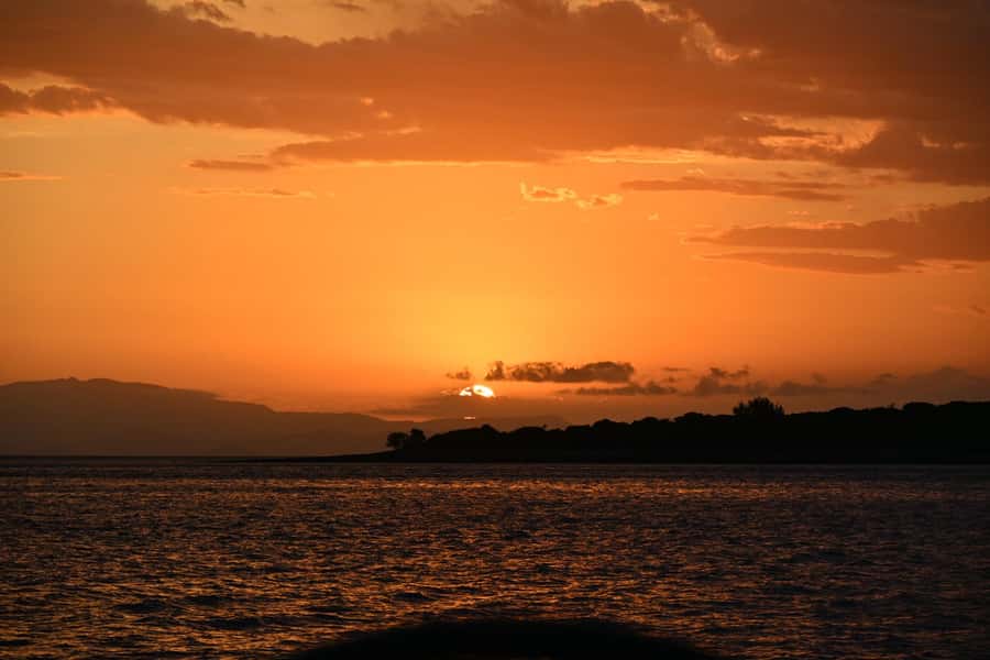 Airlie Beach: 2-Night Whitsundays Sailing Trip with Meals - Snorkeling at Luncheon Bay, Caves Cove, and Blue Pearl Bay