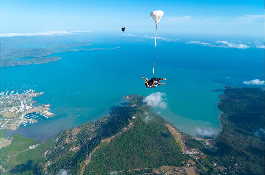 Airlie Beach: Tandem Skydive over the Whitsundays - The scenic flight and the view from 15,000 feet