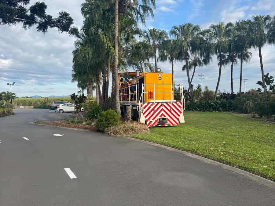 Airlie Beach: The Airlie Hopper Sightseeing Bus - Whitsundays Gold Coffee Plantation starts the day