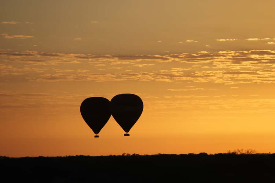 Alice Springs: Early Morning Hot Air Balloon Flight - Sparkling wine and bush refreshments