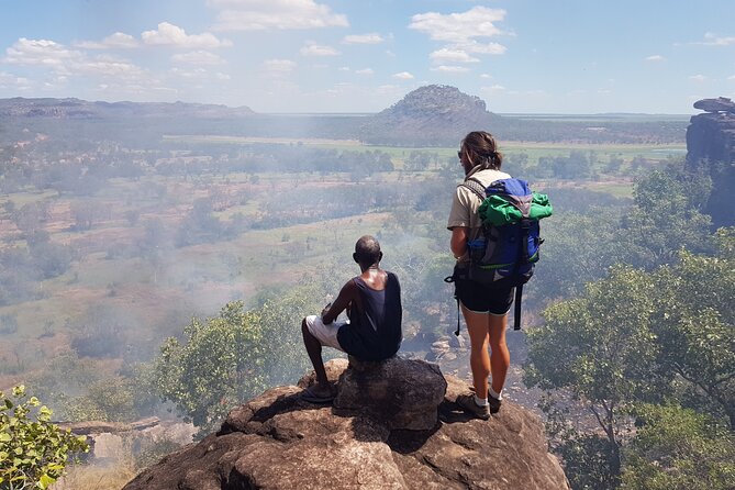 Arnhem Land Yingana Injalak Hill Full Day Tour from Darwin - The arts center stop on the return