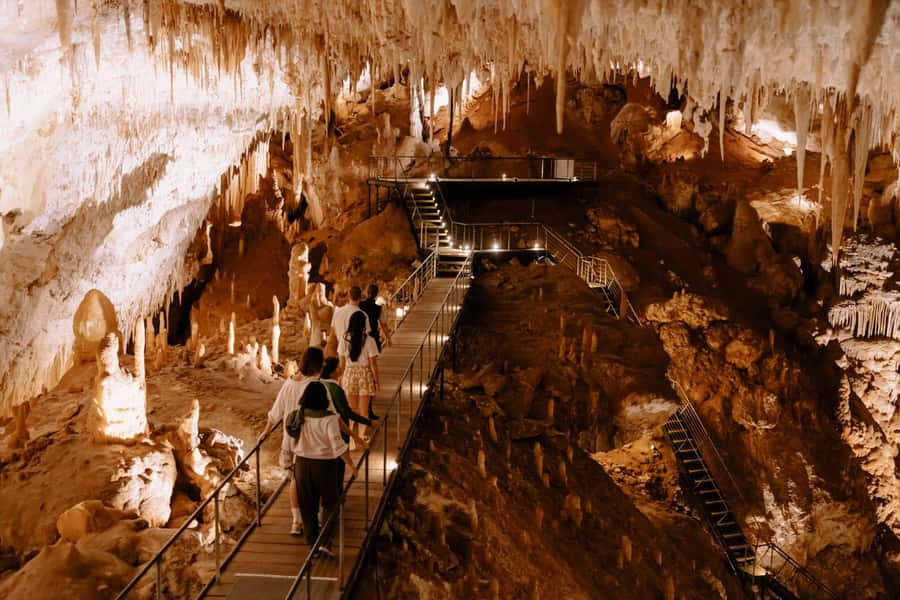 Augusta: Jewel Cave Fully-Guided Tour - Descending into three large chambers