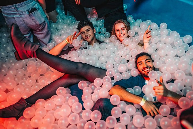 Big Night Out Pub Crawl - The crowd, hosts, and social side