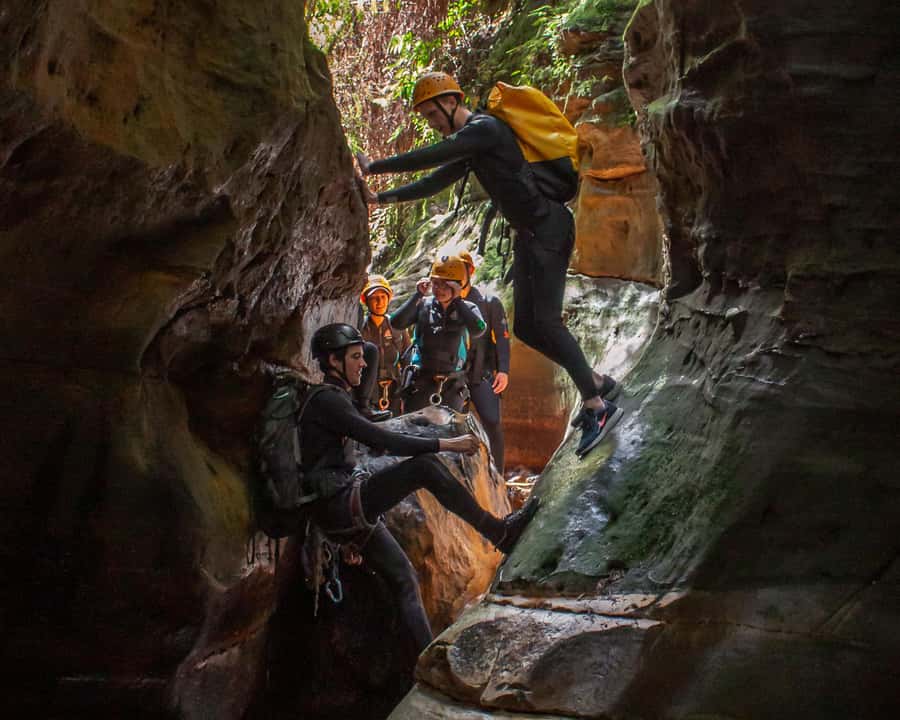 Blue Mountains: Abseiling and Canyoning Experience - Learning the ropes on the Blue Mountains cliffs