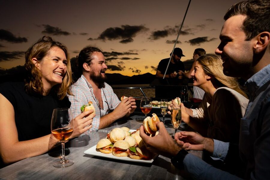 Cairns: Spirit of Cairns Dinner Cruise - Music, drinks, and the evening mood