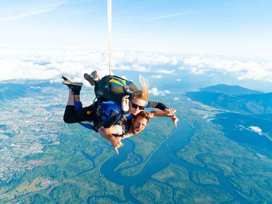 Cairns: Tandem Skydive Experience - The 15-minute scenic flight