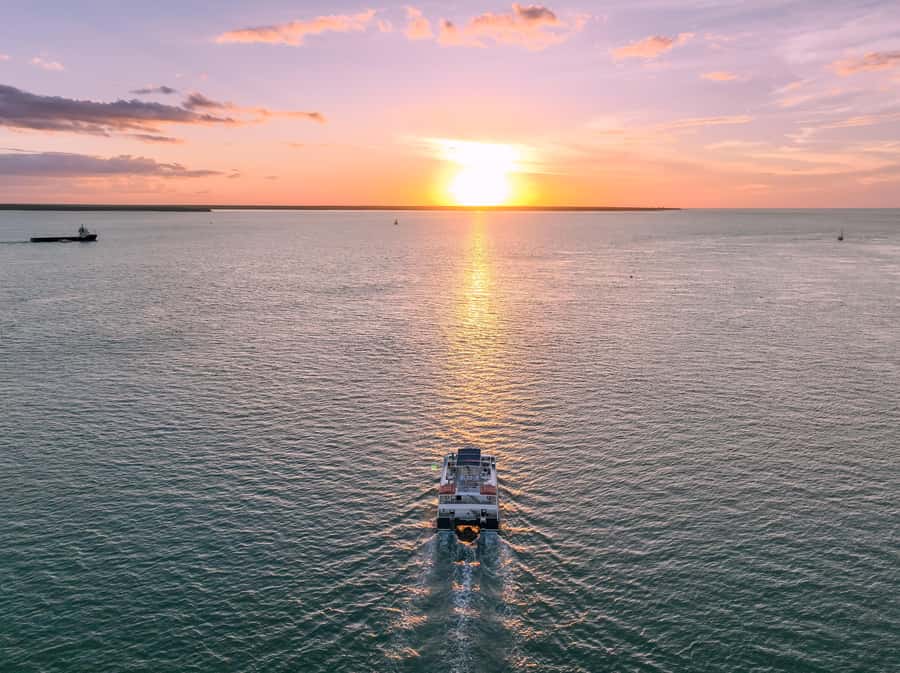 Darwin: Darwin Harbor Sunset Cruise with Buffet Dinner - Dinner with barramundi, prawns, and Territory specialties