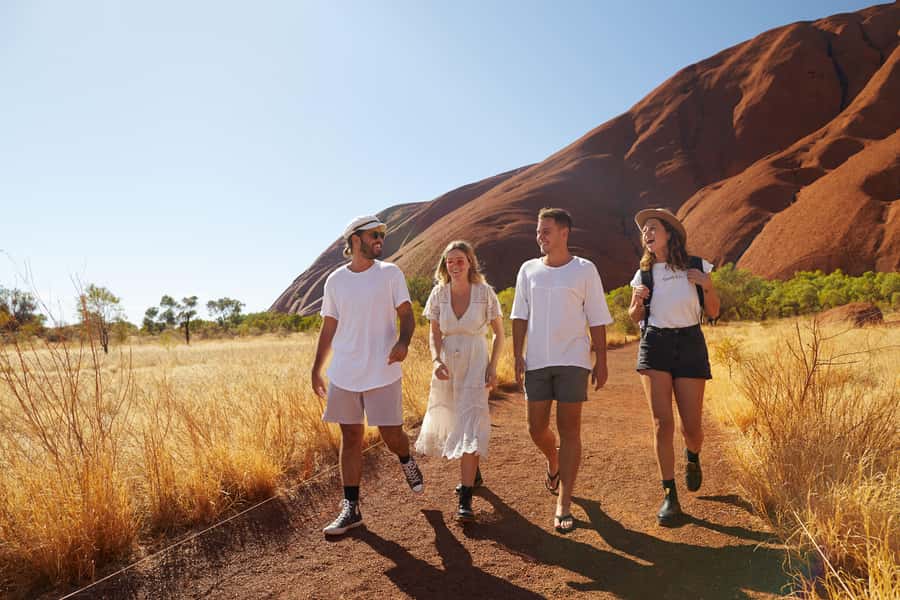 From Alice Springs/Yulara: 4-Day Red Centre 4WD Camping Tour - The guides make a real difference