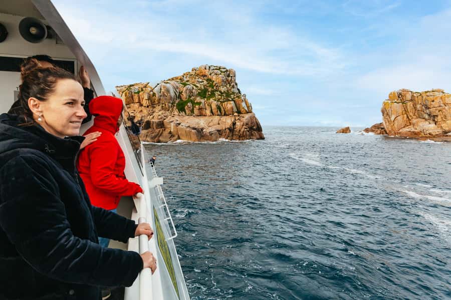 From Coles Bay: Wineglass Bay Cruise with Lunch - Wineglass Bay from the water