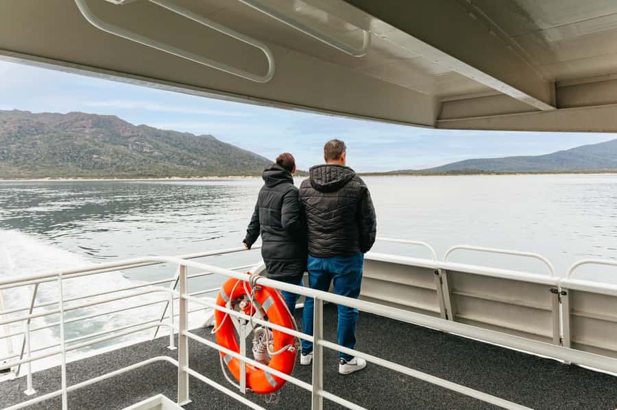 From Coles Bay: Wineglass Bay Cruise with Lunch - Wildlife sightings depend on luck and timing
