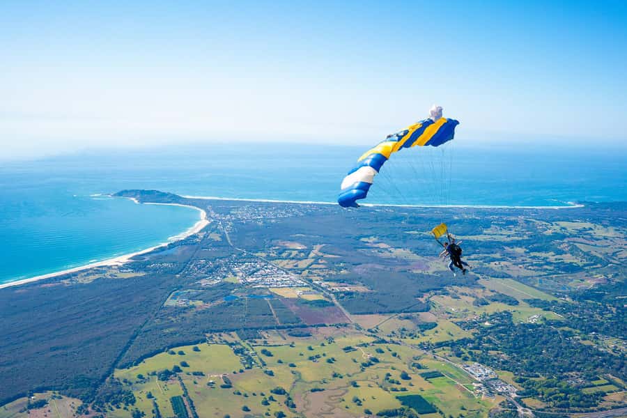 From Gold Coast: Tandem Skydive Experience over Byron Bay - Training with an English-speaking tandem instructor