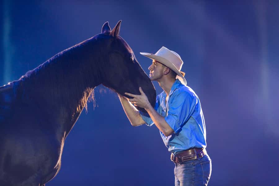 Gold Coast: Australian Outback Spectacular Dinner & Show - What happens from arrival to the opening act