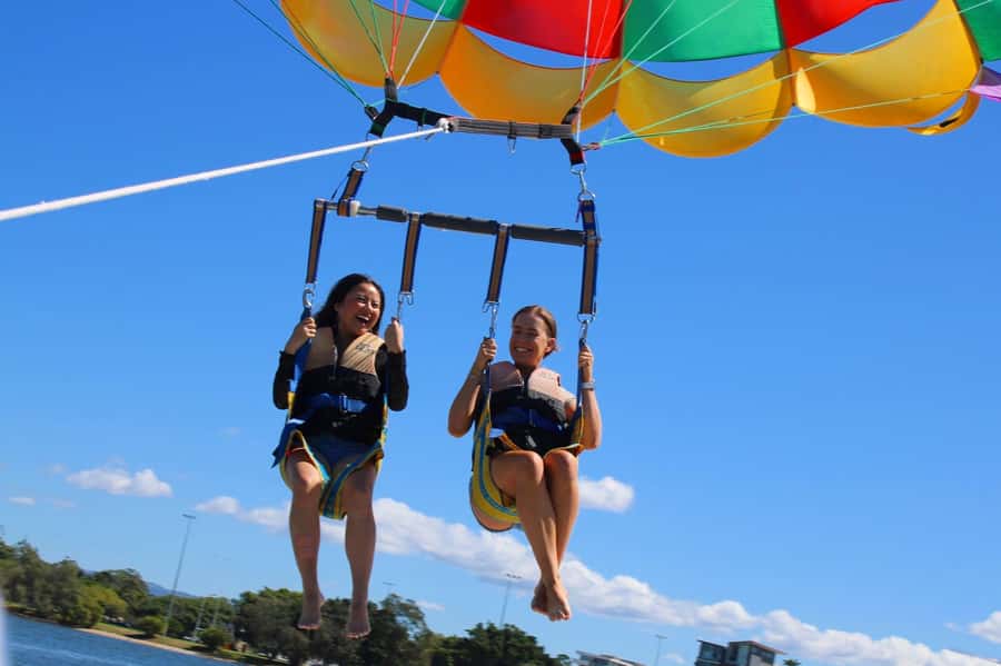 Gold Coast: Surfers Paradise Parasailing with Free Photos - What the 10-minute flight feels like