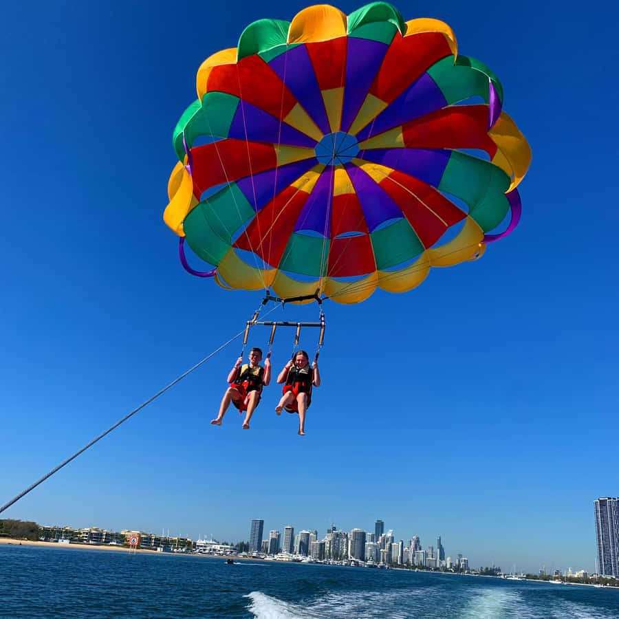 Gold Coast: Surfers Paradise Parasailing with Free Photos - The crew makes the difference for first-timers