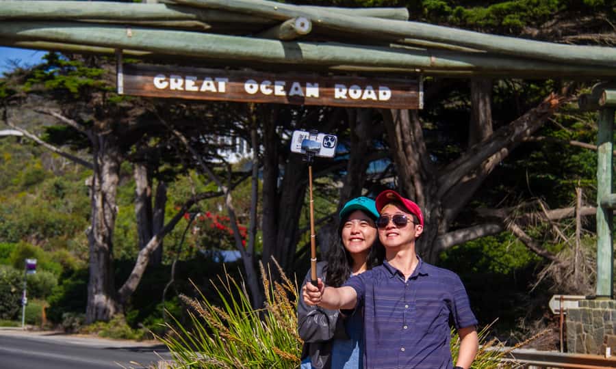 Great Ocean Road Tour w/ Deluxe Minibus & Top-Rated Guide - The long return, dinner, and minibus comfort