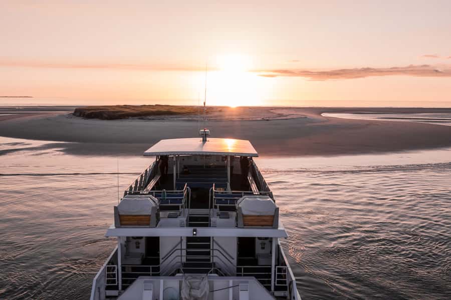 Hervey Bay: Sunset Cruise to Great Sandy Marine Park - Crew, commentary, and the feel onboard