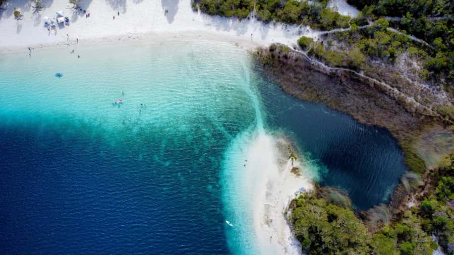 Hervey Bay to K'gari/Fraser Island 2-Day Tour (Beach House) - Lake McKenzie and the island’s clear water