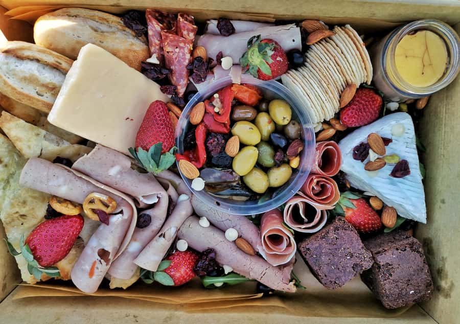 Hunter Valley: Uncork the Hunter Full-Day Wine Tour - A generous grazing box for lunch