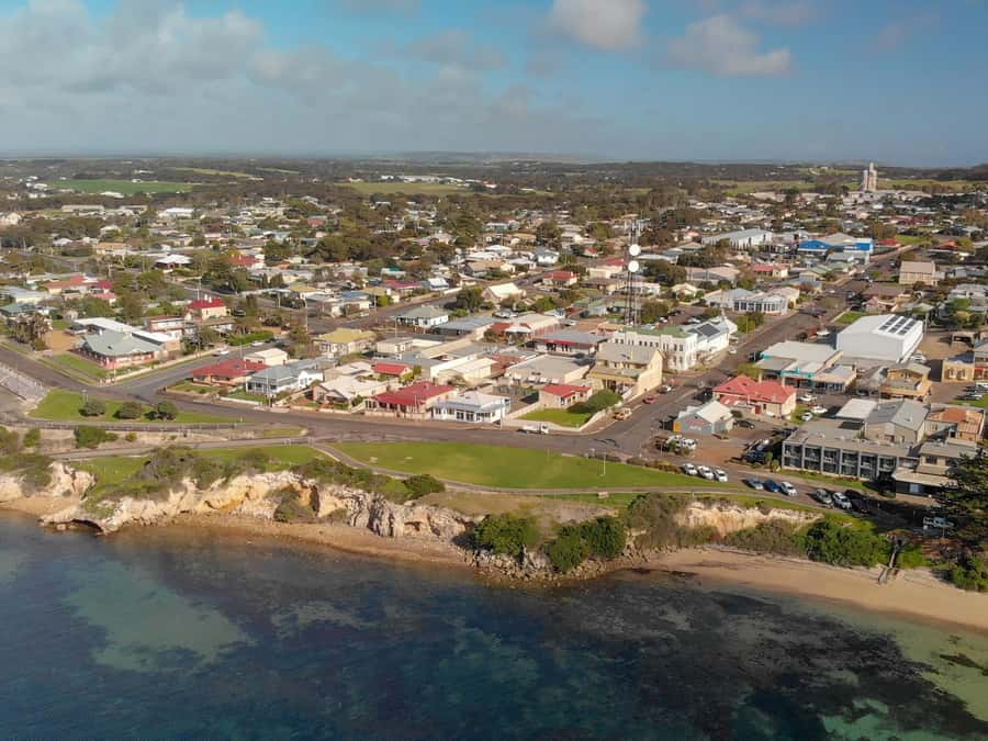 Kangaroo Island: Half-Day Tour Guided Coach Tour - Silo Art and the oversized island symbols