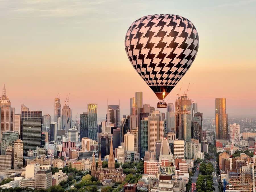 Melbourne: 1-Hour Hot Air Balloon Flight at Sunrise - The pre-dawn meeting at Pullman Melbourne on the Park