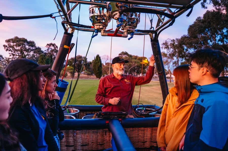 Melbourne: Balloon Flight at Sunrise - Landing with the ground crew