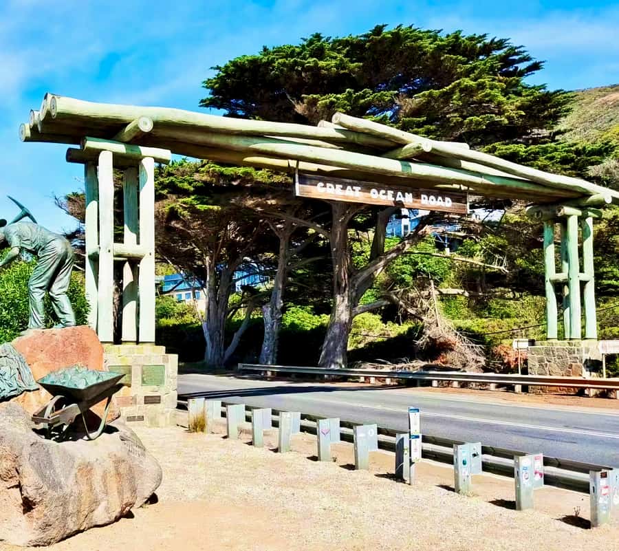 Melbourne Great Ocean Rd Reverse Tour London Bridge Wildlife - Loch Ard Gorge and the story behind the cliffs