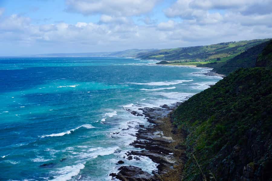 Melbourne: Great Ocean Road Extended–Top Stops&London Bridge - The Memorial Arch marks the road ahead