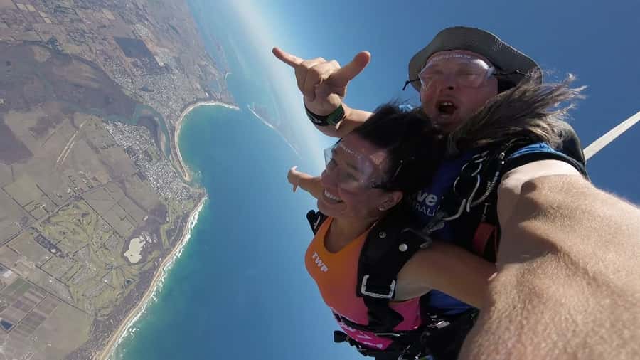 Melbourne: Tandem Skydive over Great Ocean Road + Transfer - Training with a certified tandem crew