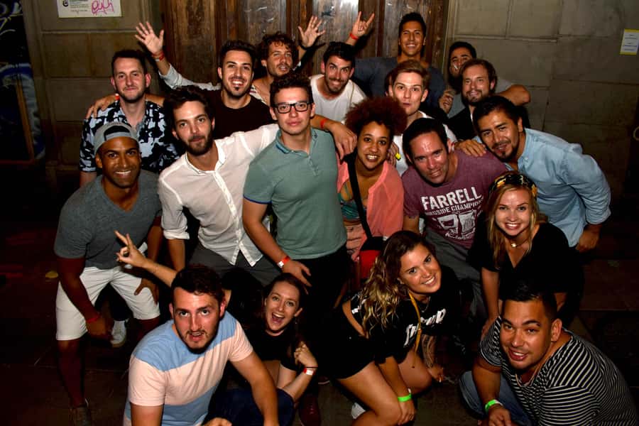 Melbourne: Weekly Bar Crawl: 5 Free shots, Club Entry - Moving through four bars and a final club