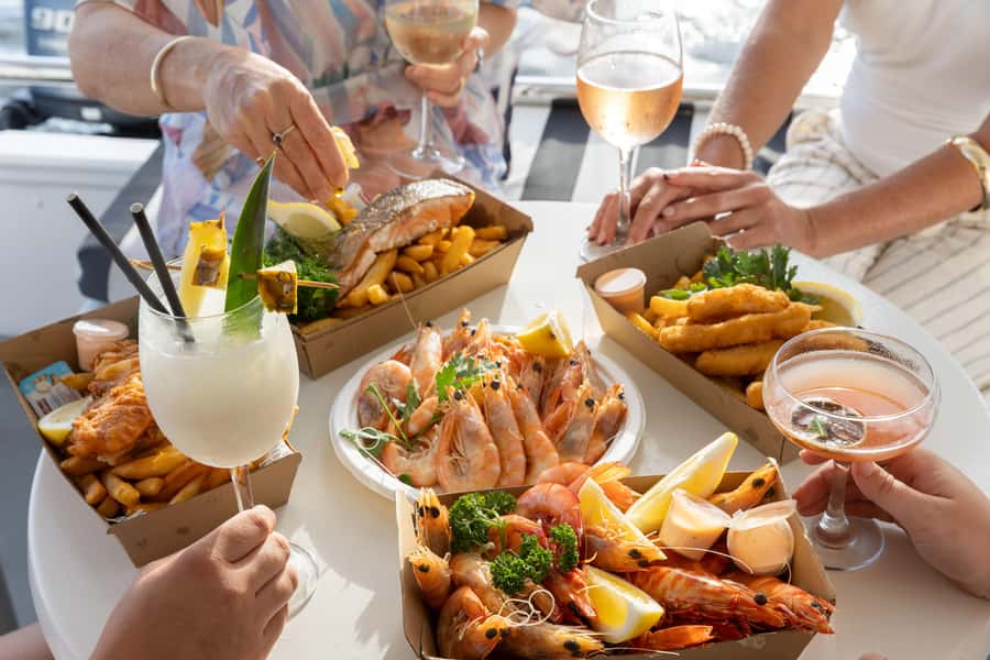 Mooloolaba: Seafood Lunch Cruise - The bar and the relaxed onboard setup
