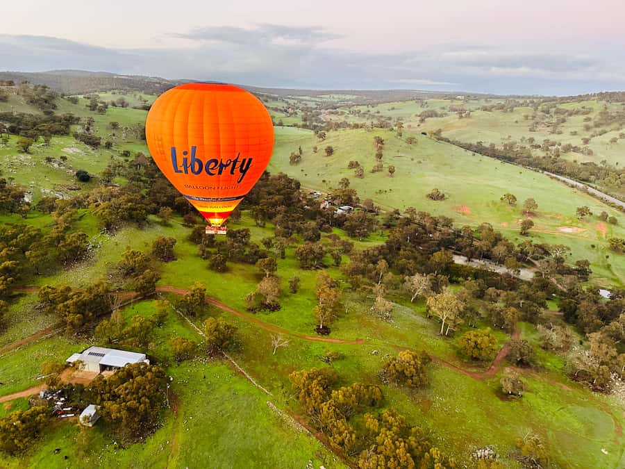 Perth to Northam: Balloon flight including shuttle bus - Watching the balloon come to life
