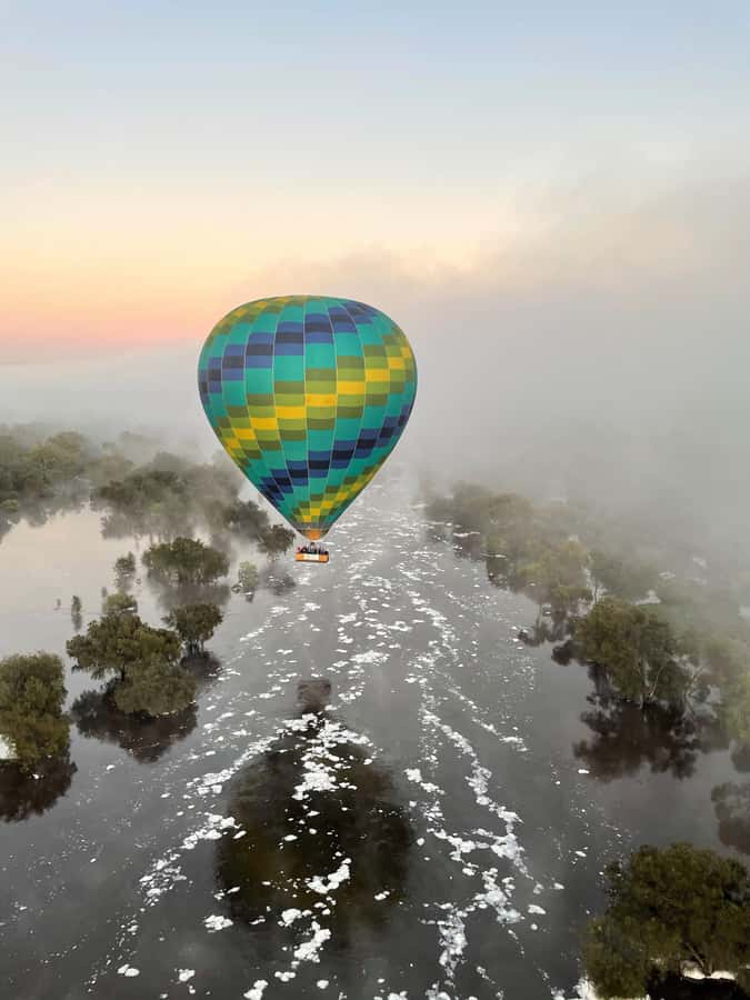 Perth to Northam: Balloon flight including shuttle bus - Landing and helping with the pack-up