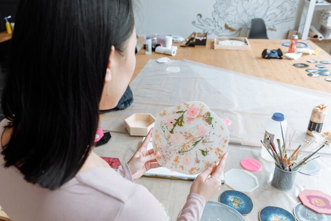 Resin Art Classes Brisbane: Cheeseboards & Coasters - Is the class suitable for beginners?