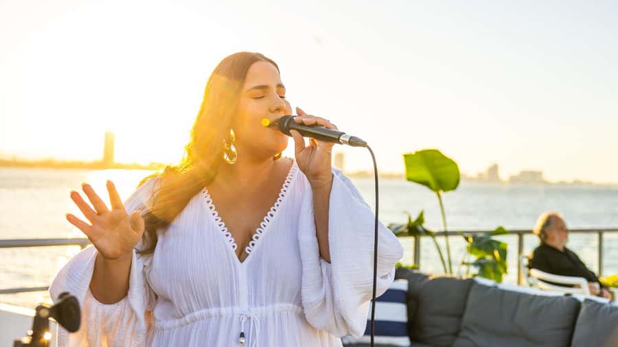 Surfers Paradise: Buffet Dinner Sightseeing Cruise - Live music and the mood onboard