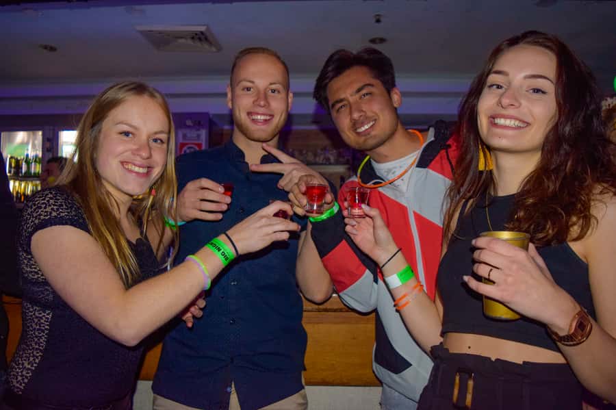 Sydney: Big Night Out Pub Crawl with Local Party Hosts - Games, prizes, and meeting people