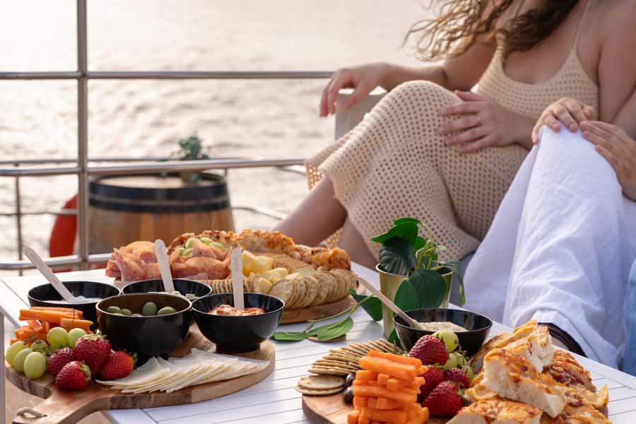 Sydney: Golden Glow Sunset Harbour Cruise with 1 Drink - Boarding at Aquarium Wharf