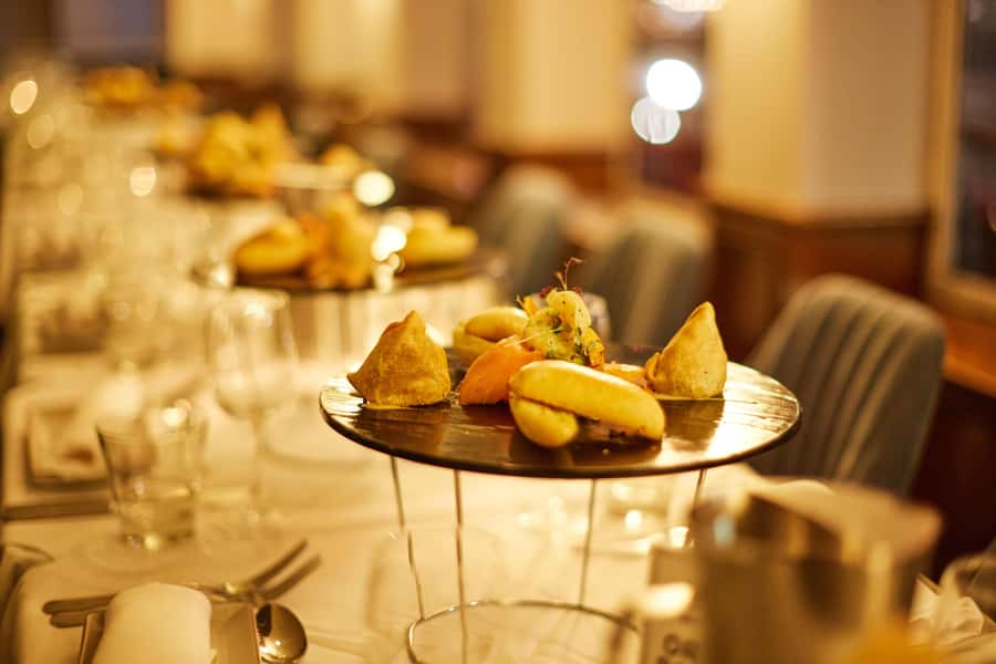 Sydney Harbour: Cabaret Cruise with 3-Course Dinner - Dinner with Sydney outside the windows