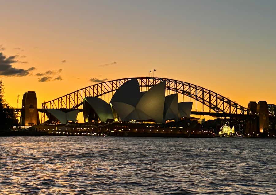Sydney: Harbour Dinner Cruise with Buffet - Drinks, seating, and the feel on board