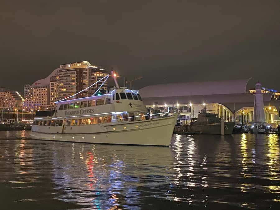 Sydney Harbour: Latin Fiesta Dinner Cruise - Brazilian samba, Cuban salsa, and audience fun
