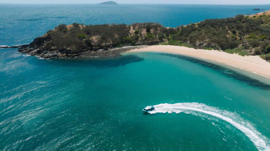 Yeppoon: Great Keppel Island Fast Boat Snorkel & Lunch Tour - White sand, walking trails and island views